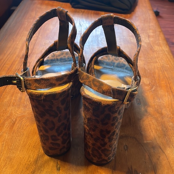 Shoedazzle. Size 36.5 only wore it two times. Very comfortable - Picture 2 of 4